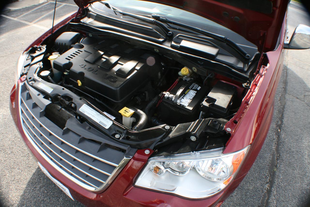 Chrysler Town & Country Touring Plus 2010