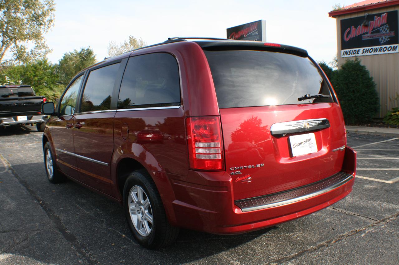 Chrysler Town & Country Touring Plus 2010