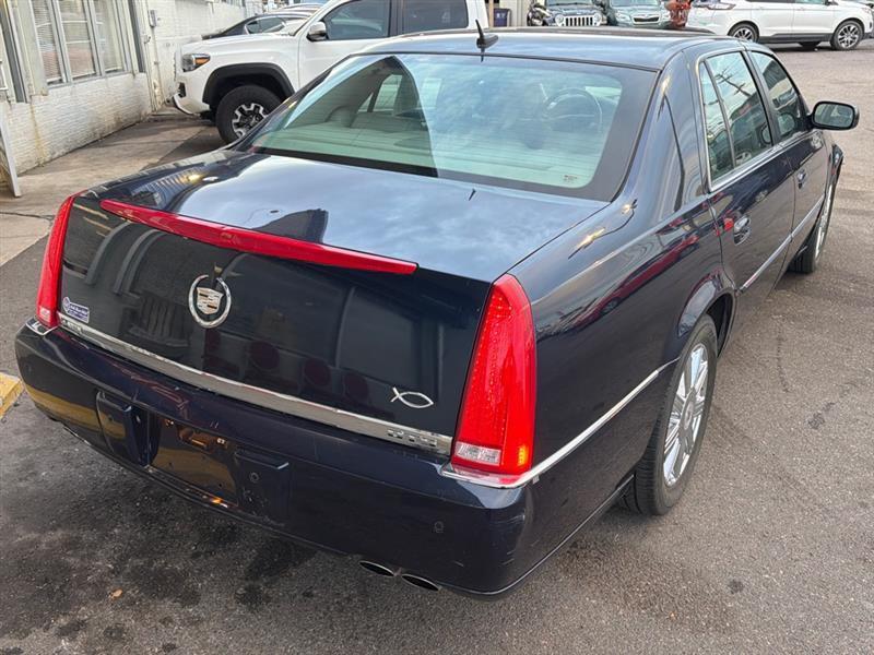 Cadillac DTS 4dr Sdn Luxury II 2007