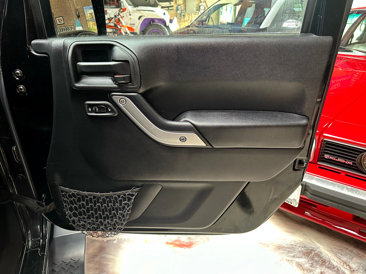 2015 Jeep Wrangler Unlimited Sahara photo 29