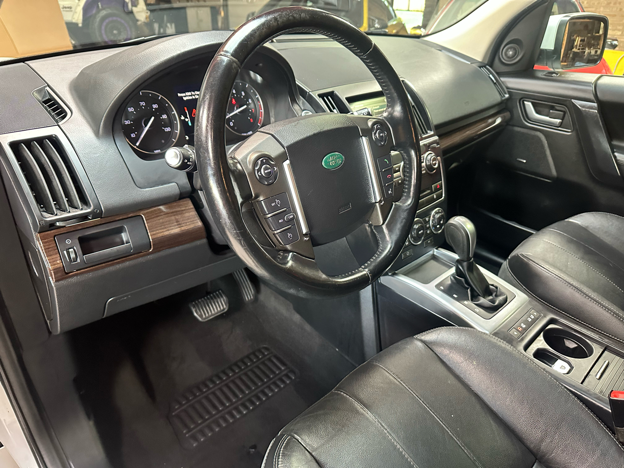 2014 Land Rover LR2 HSE photo 7