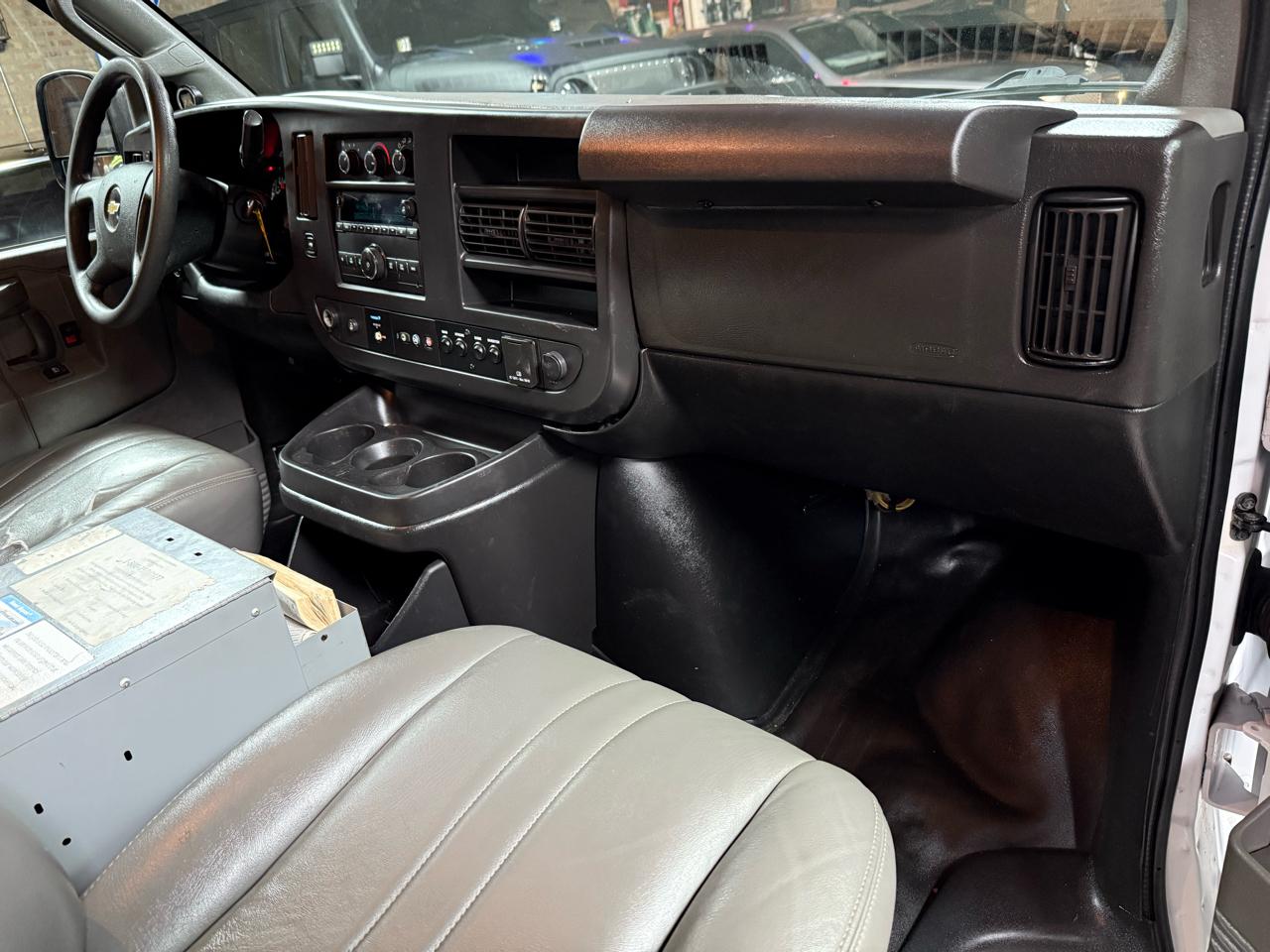 2017 CHEVROLET EXPRESS - Image 12