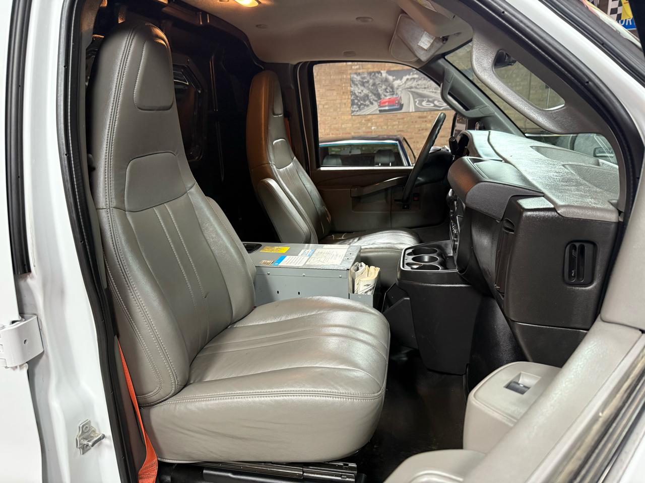 2017 CHEVROLET EXPRESS - Image 24