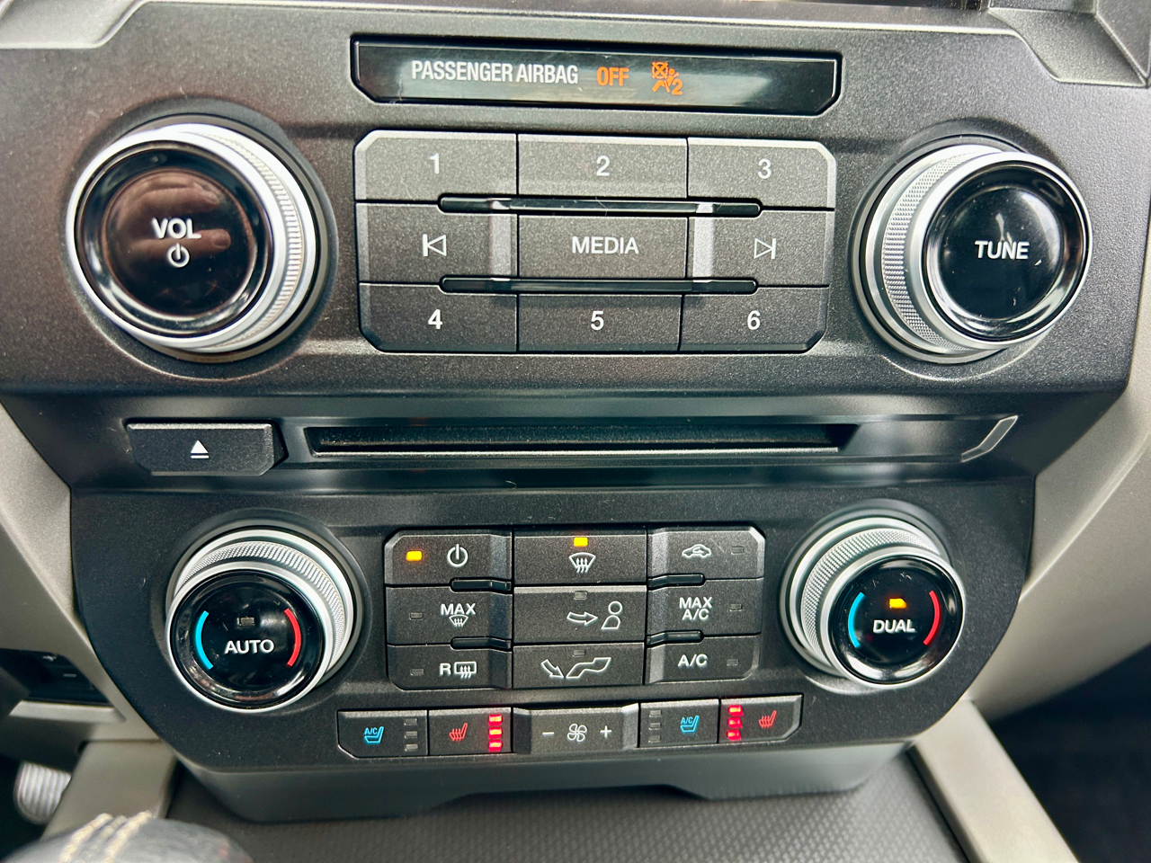 Ford F-150 4WD SuperCrew 139" Lariat 2015