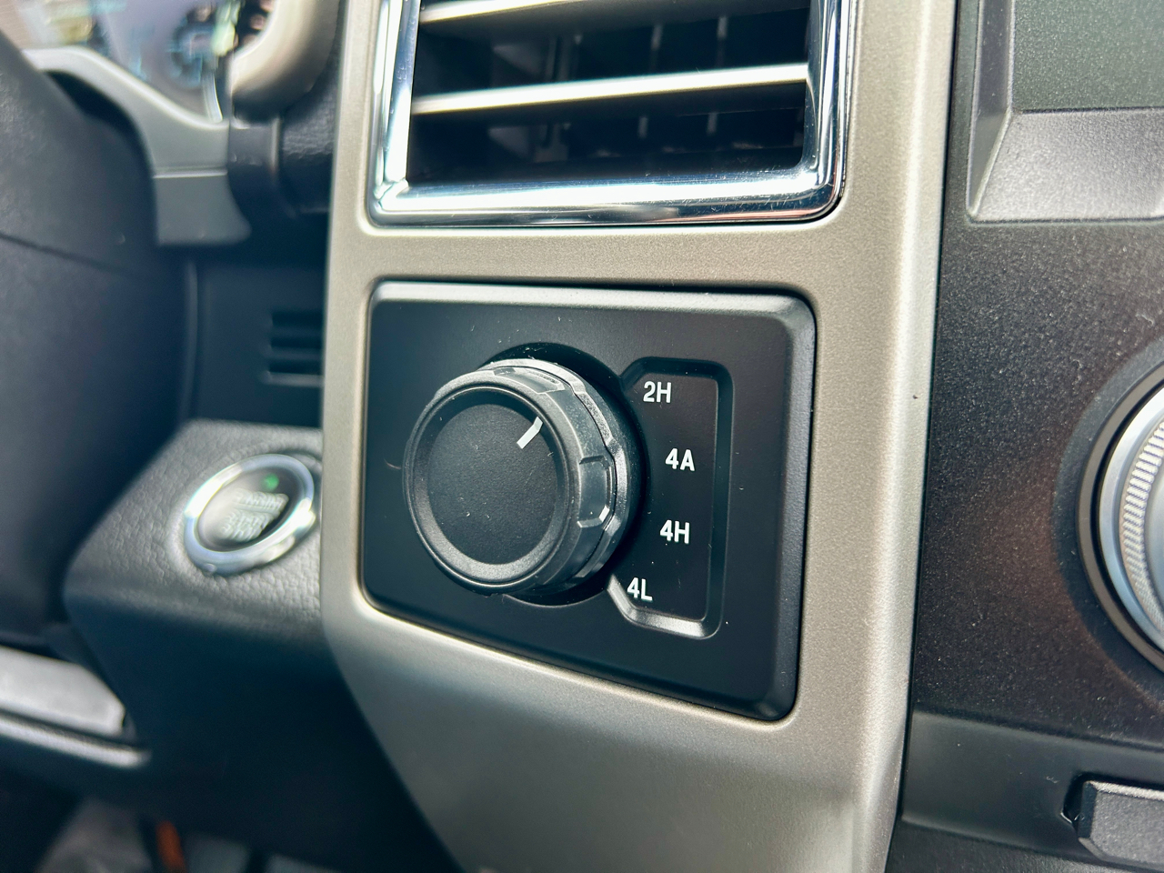 Ford F-150 4WD SuperCrew 139" Lariat 2015