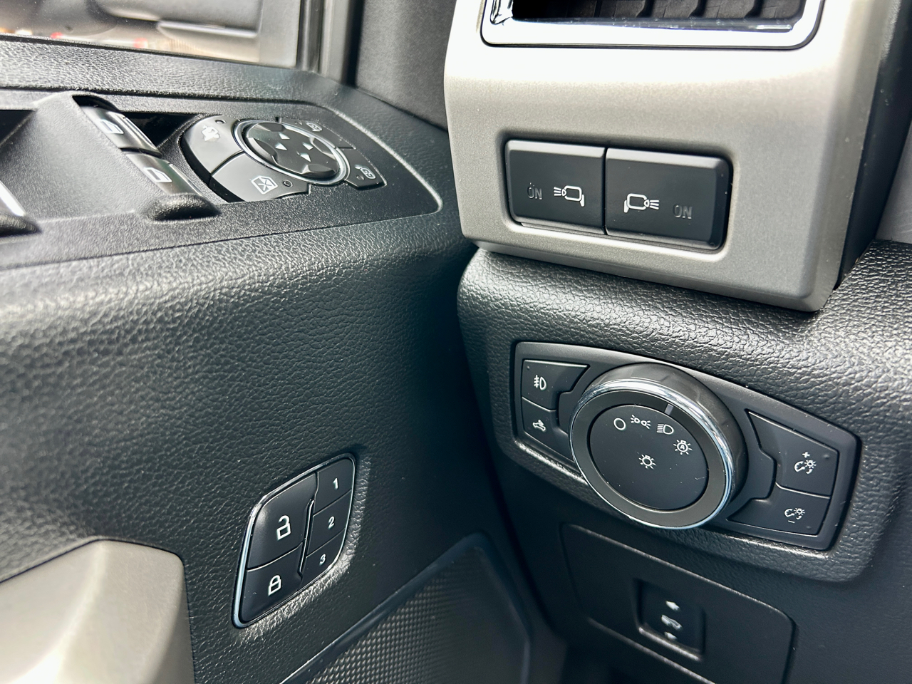 Ford F-150 4WD SuperCrew 139" Lariat 2015