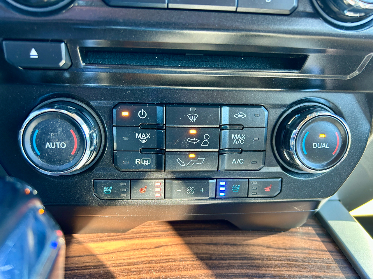 Ford F-150 4WD SuperCrew 139" Lariat 2015