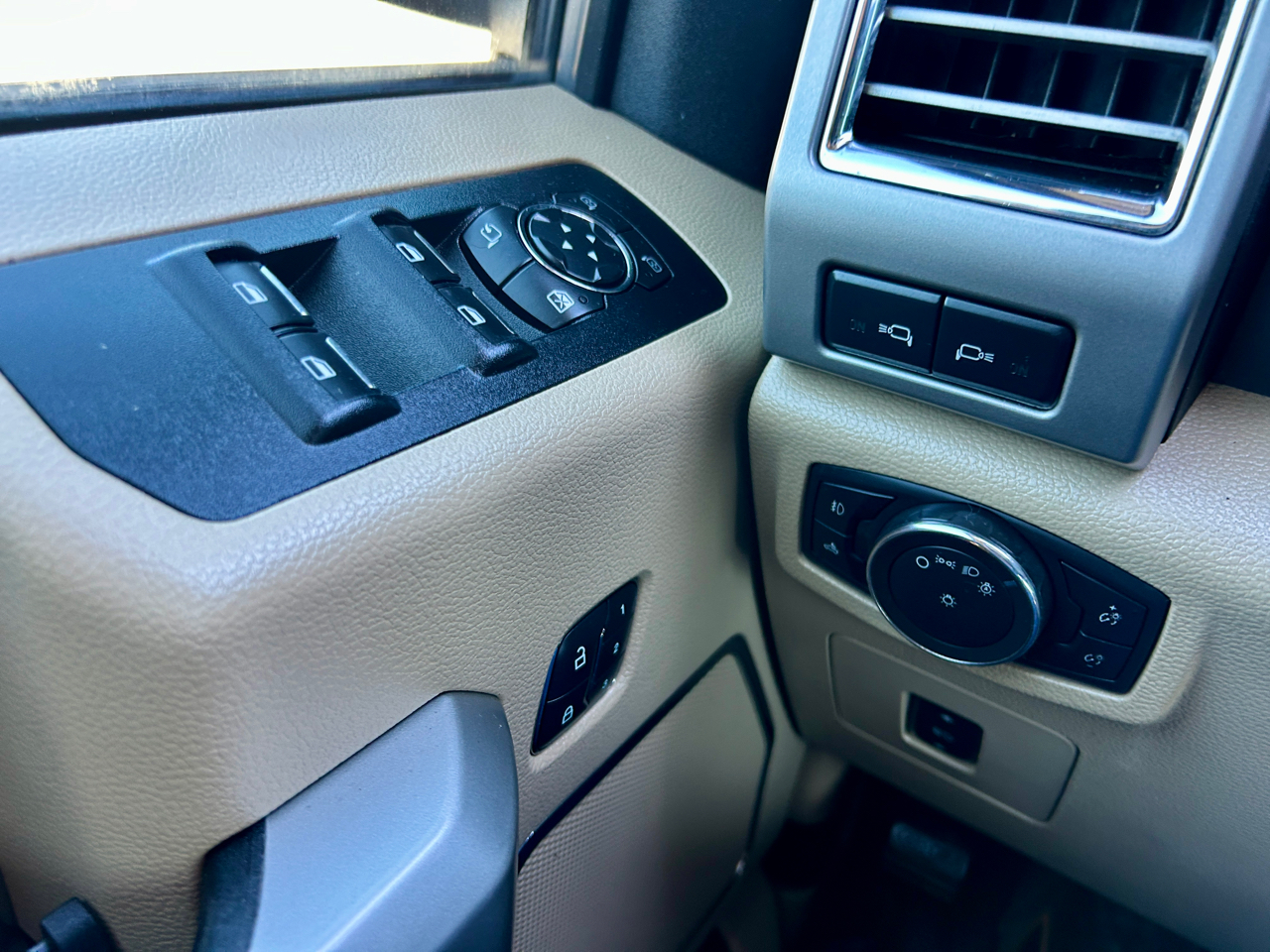 Ford F-150 4WD SuperCrew 139" Lariat 2015