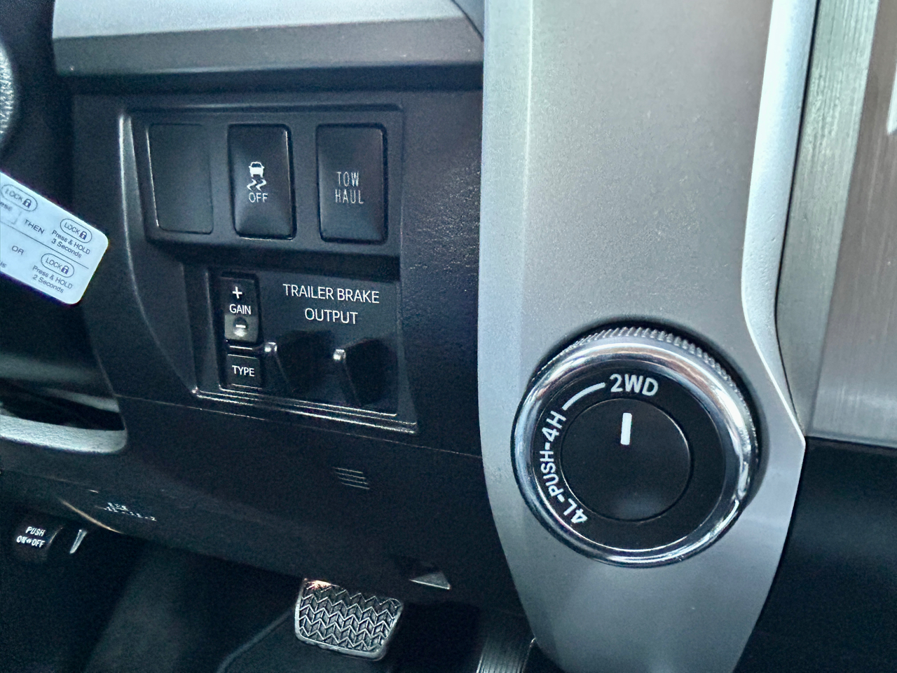 Toyota Tundra SR5 5.7L V8 FFV CrewMax 4WD 2016