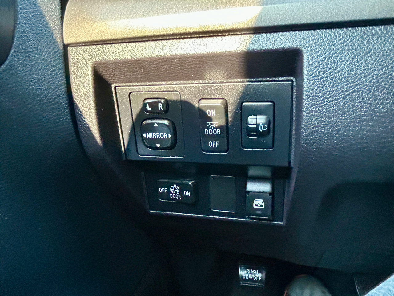 Toyota Tundra SR5 5.7L V8 FFV CrewMax 4WD 2016