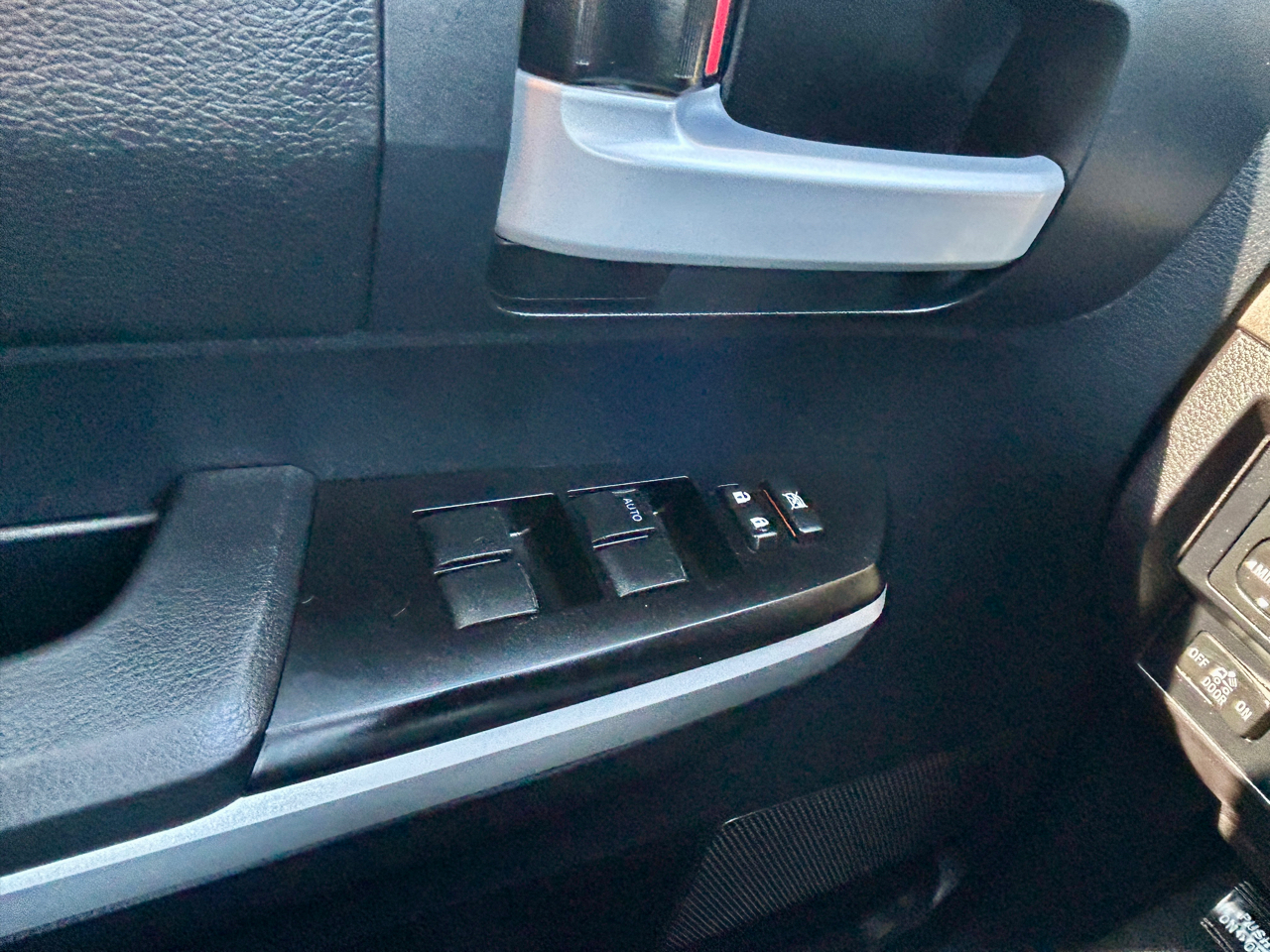 Toyota Tundra SR5 5.7L V8 FFV CrewMax 4WD 2016