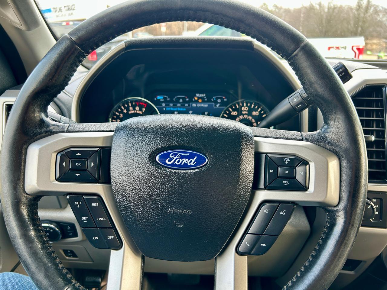 Ford F-150 4WD SuperCrew 145" Lariat 2017