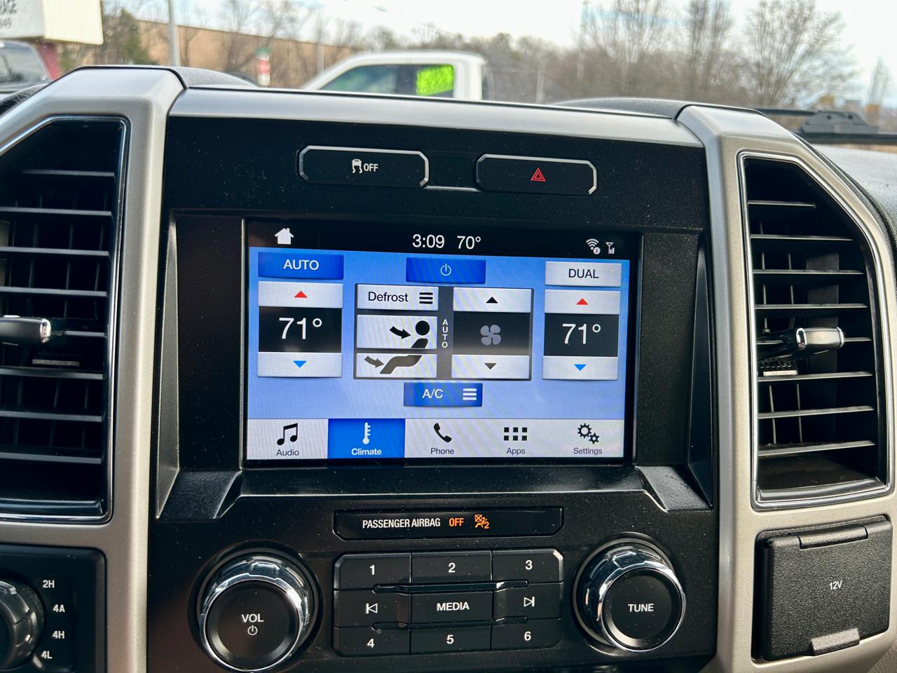 Ford F-150 4WD SuperCrew 145" Lariat 2017