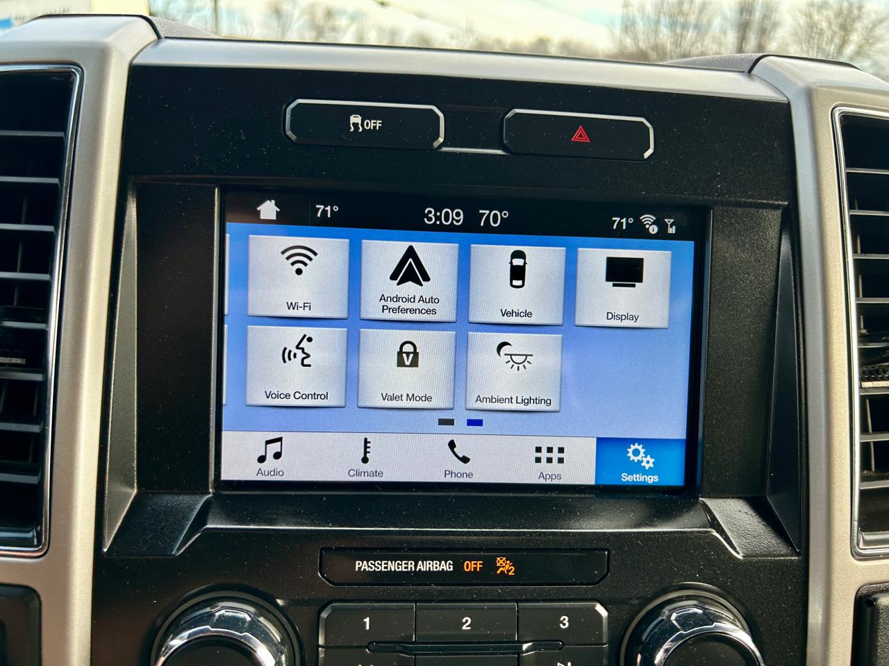 Ford F-150 4WD SuperCrew 145" Lariat 2017