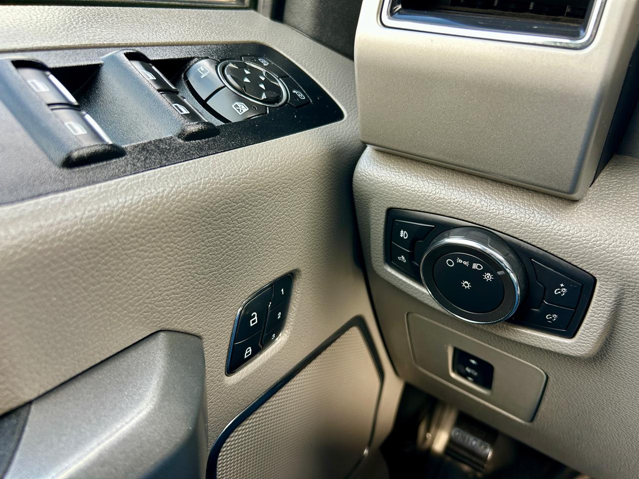 Ford F-150 4WD SuperCrew 145" Lariat 2017