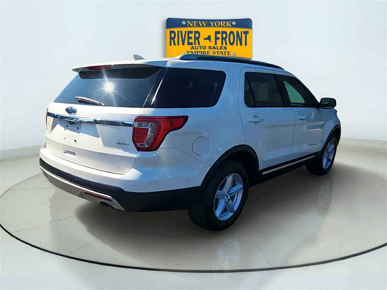 Ford Explorer photo 8