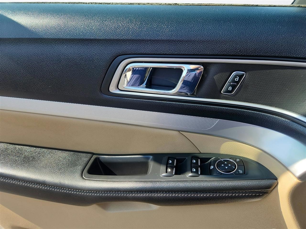 Ford Explorer photo 18