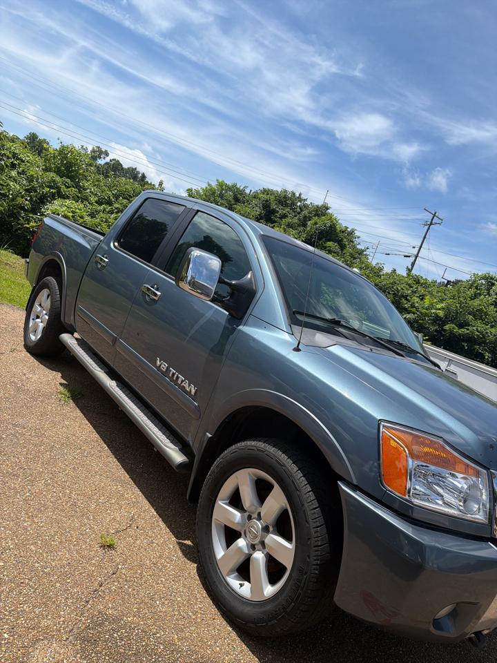 Nissan Titan SV Crew Cab 4WD 2012