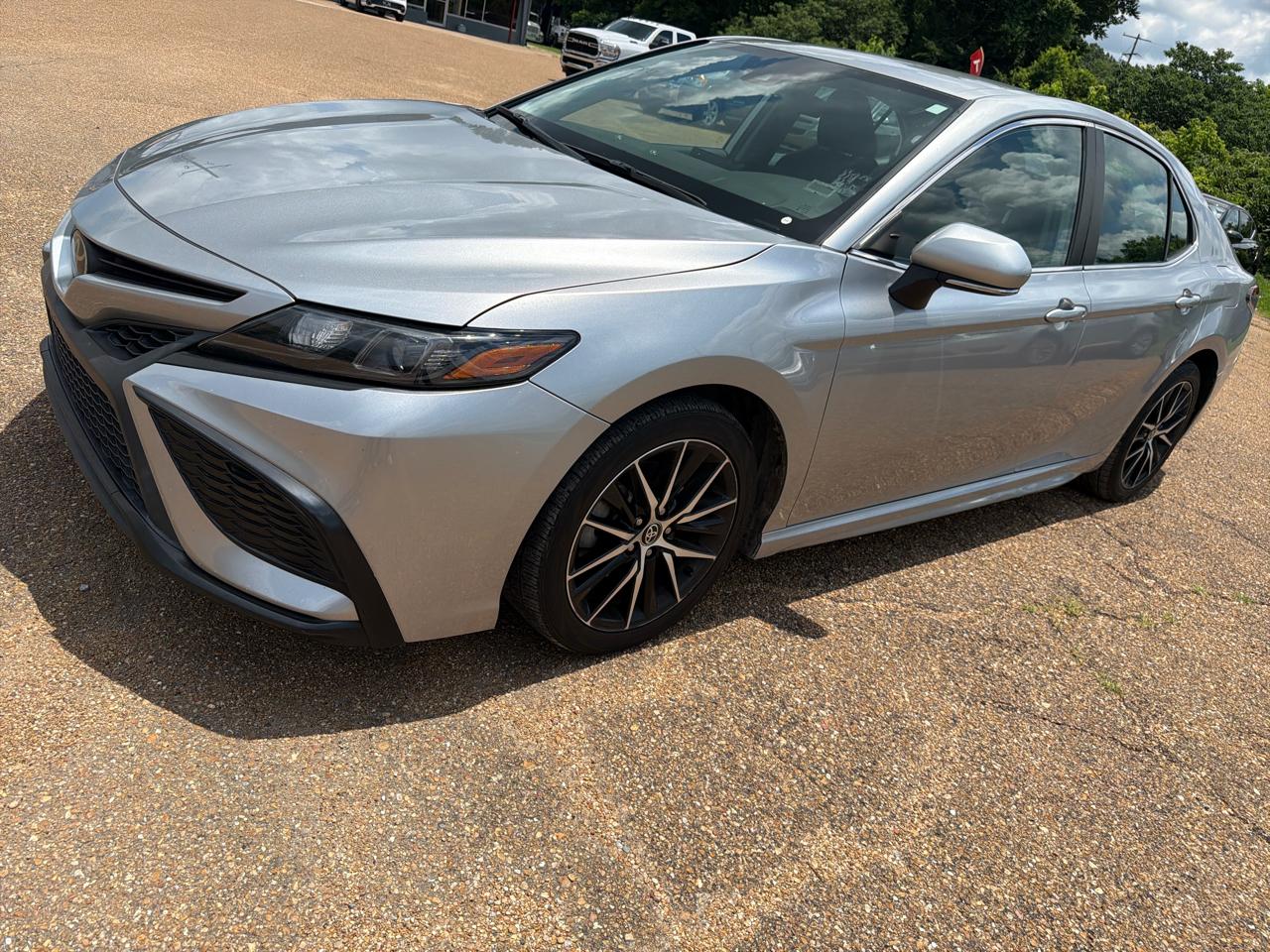 2022 Toyota Camry SE's photo