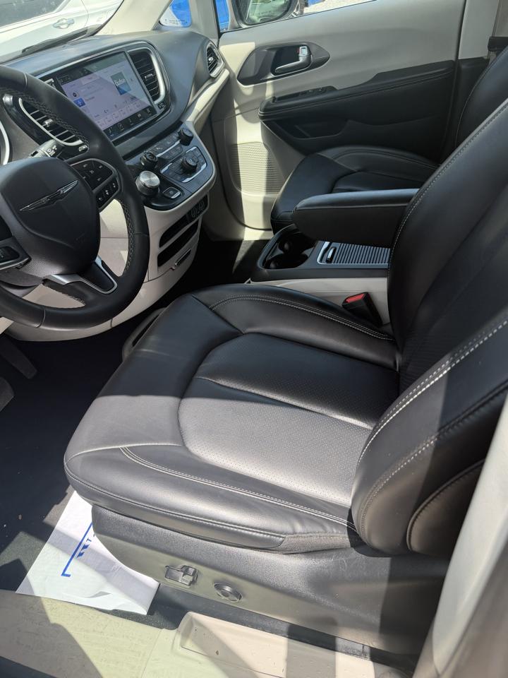 Chrysler Pacifica Touring L 2023
