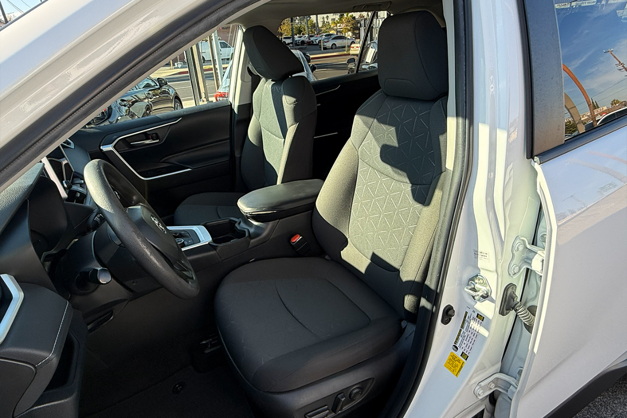 Toyota RAV4 Hybrid XLE 2023