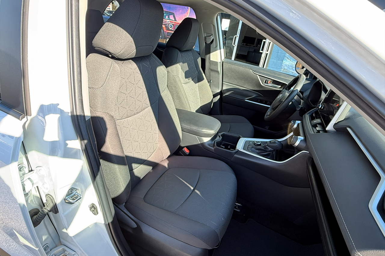 Toyota RAV4 Hybrid XLE 2023