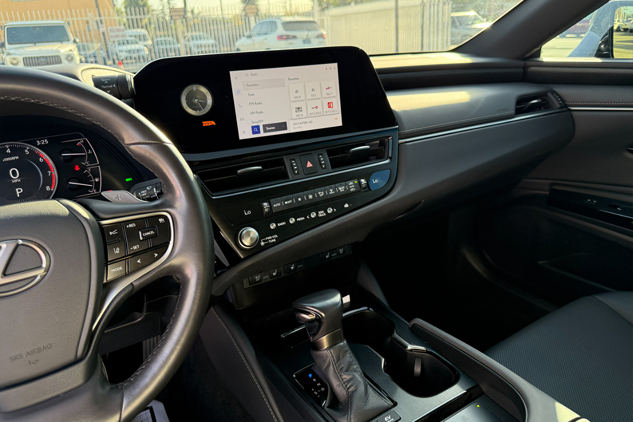 Lexus ES 300h Base 2023