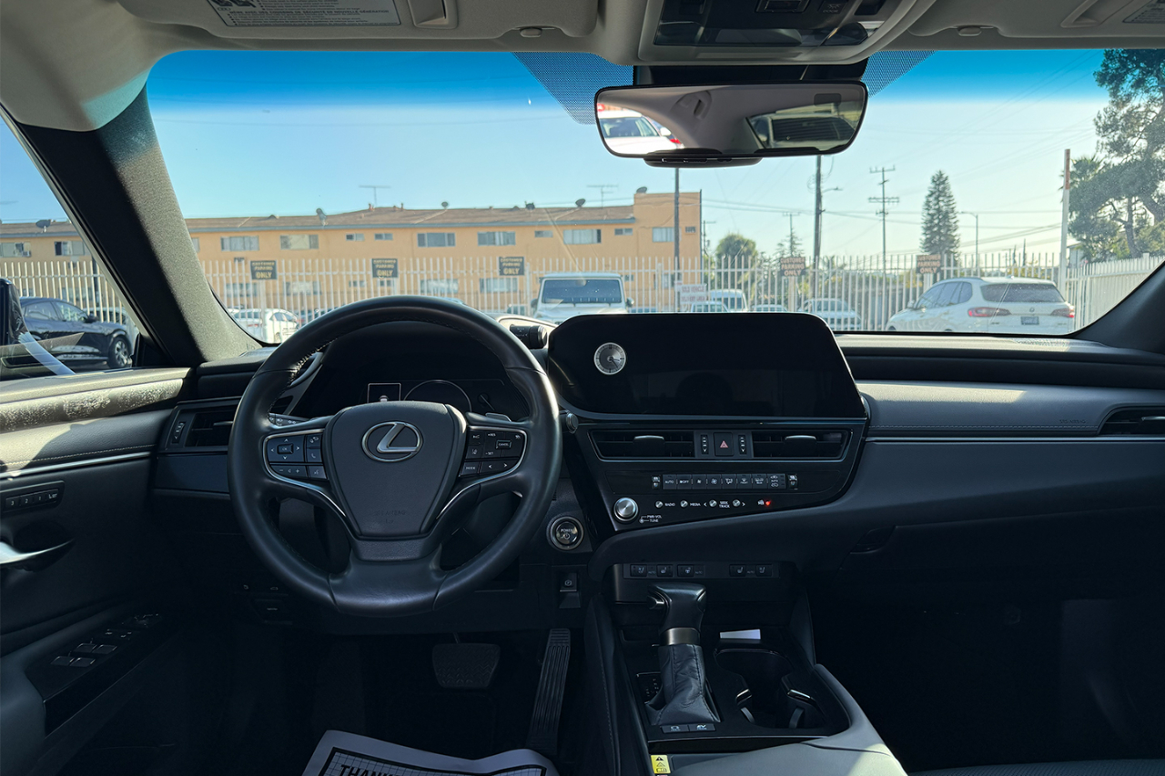 Lexus ES 300h Base 2023