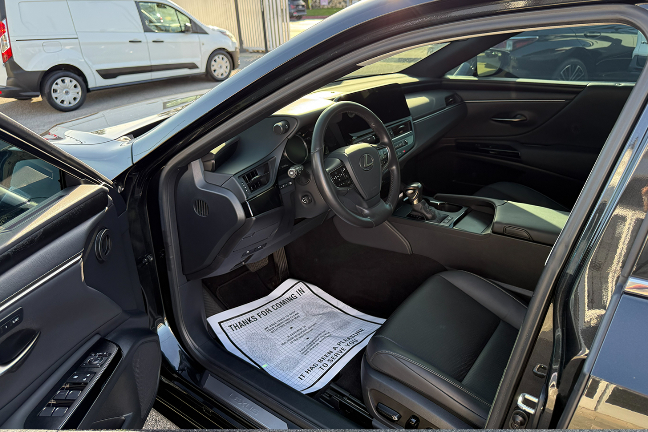 Lexus ES 300h Base 2023