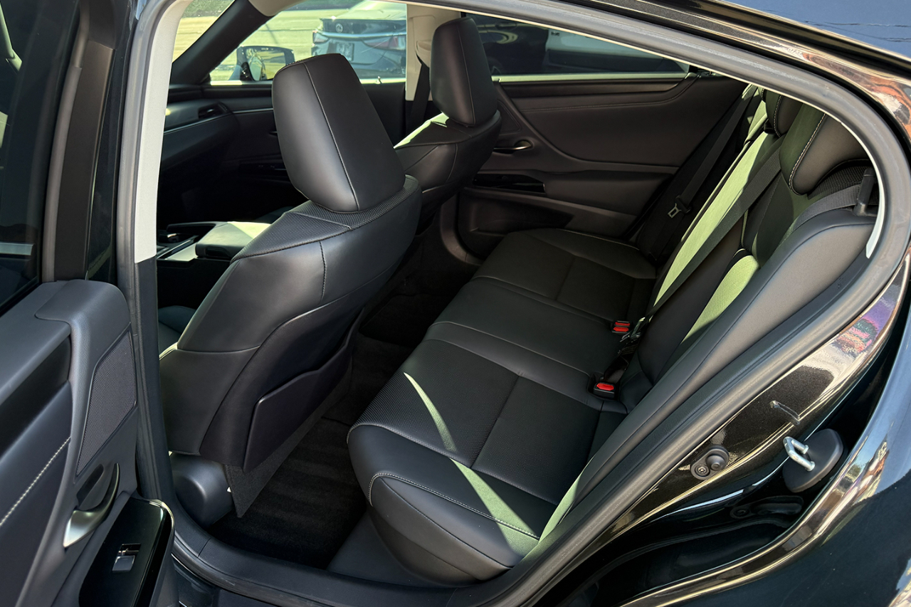 Lexus ES 300h Base 2023