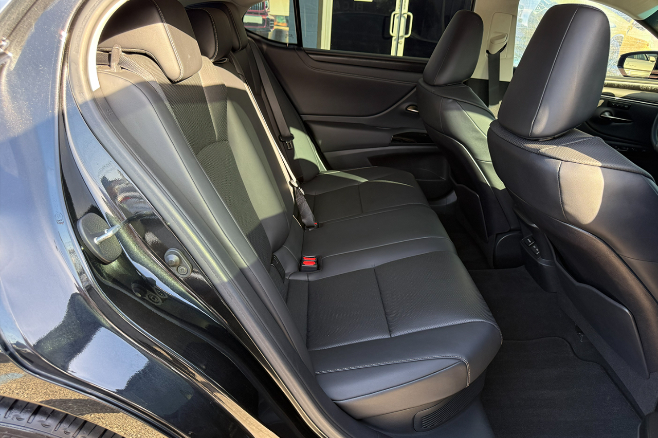 Lexus ES 300h Base 2023