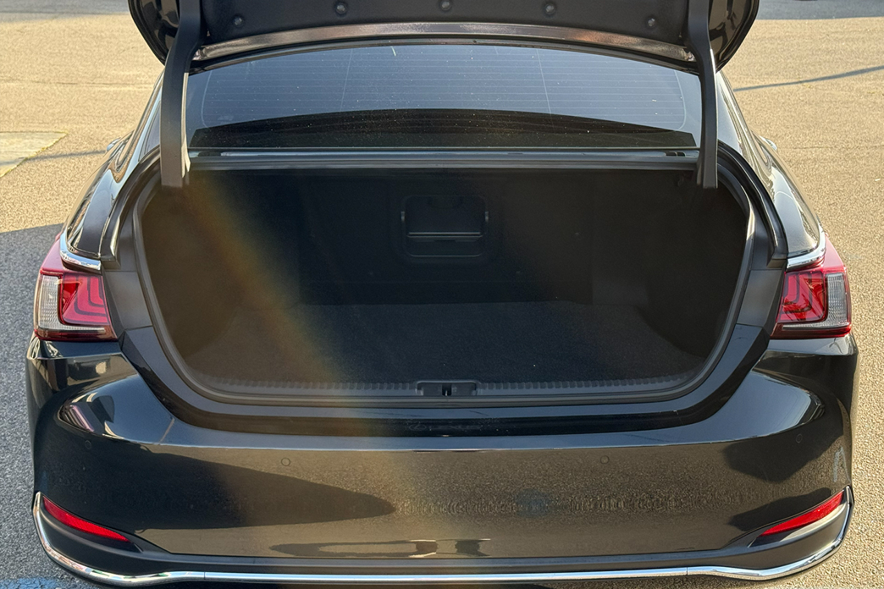 Lexus ES 300h Base 2023