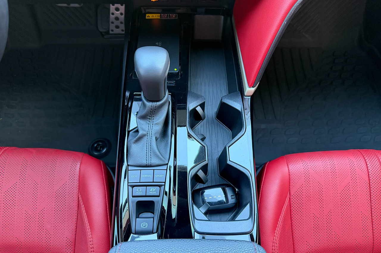 Toyota Camry Hybrid XSE 2025