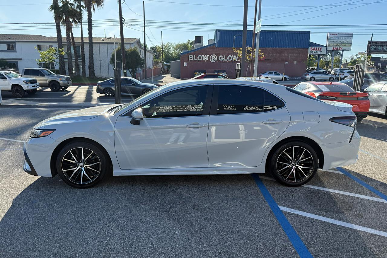 Toyota Camry SE 2023