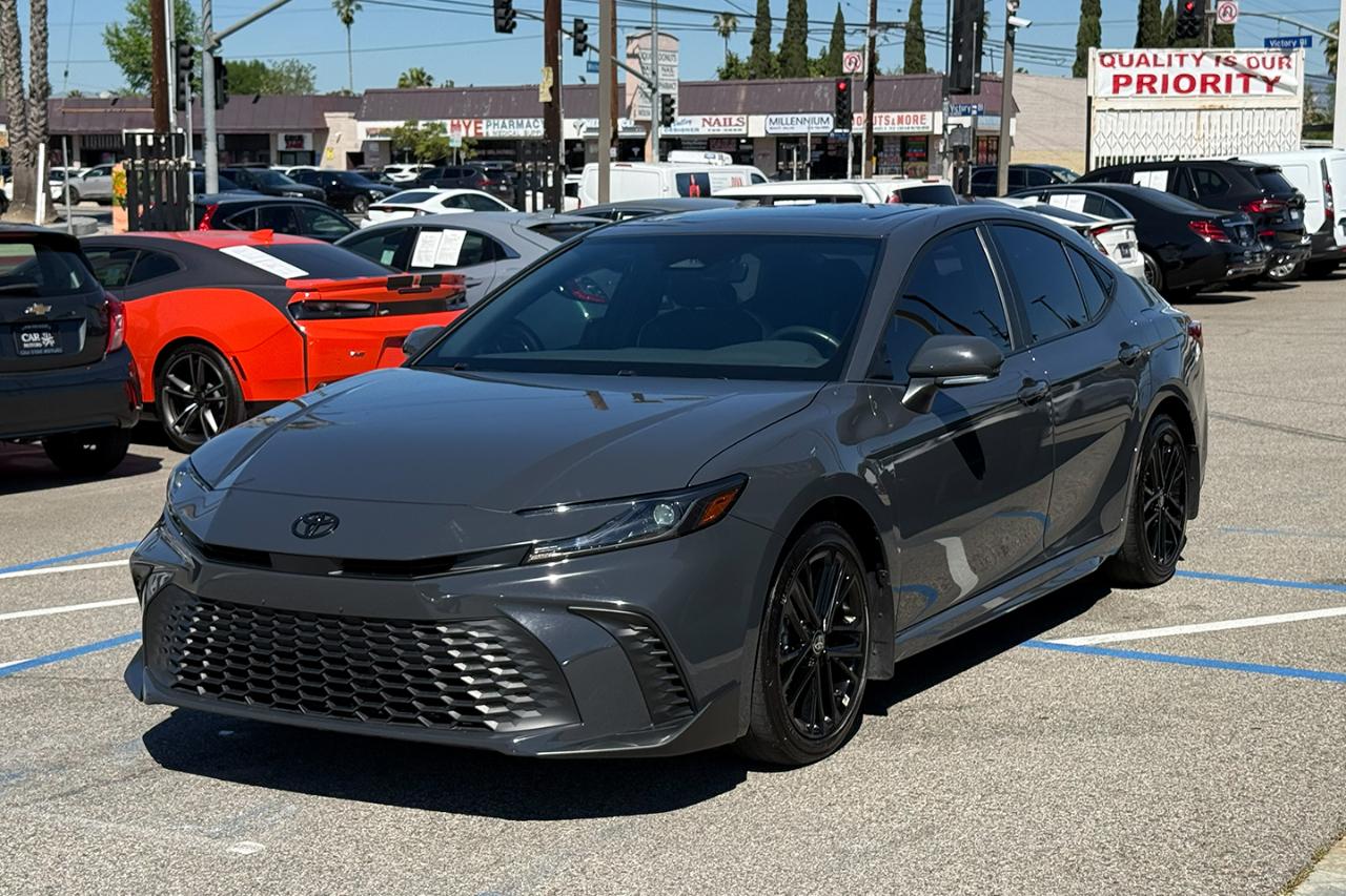 Toyota Camry Hybrid SE 2025