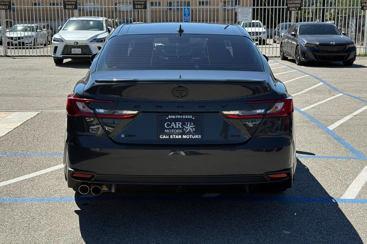 Toyota Camry Hybrid SE 2025