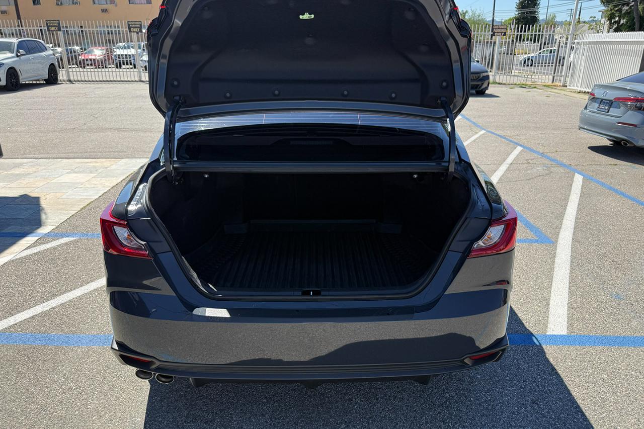 Toyota Camry Hybrid SE 2025