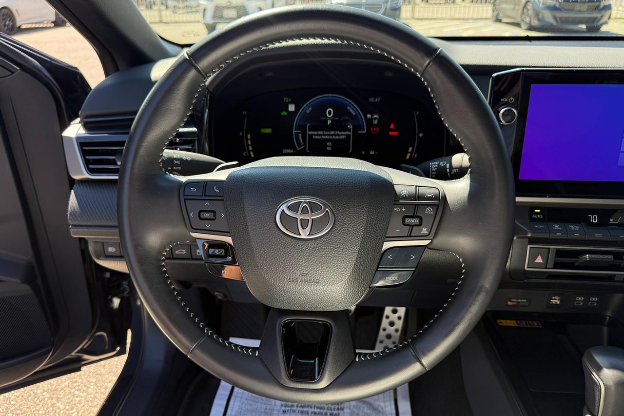 Toyota Camry Hybrid SE 2025