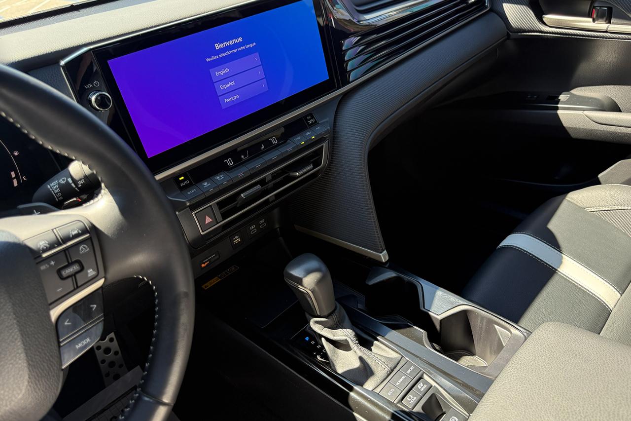 Toyota Camry Hybrid SE 2025