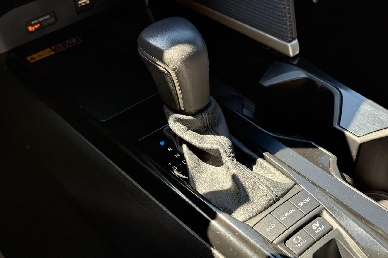 Toyota Camry Hybrid SE 2025