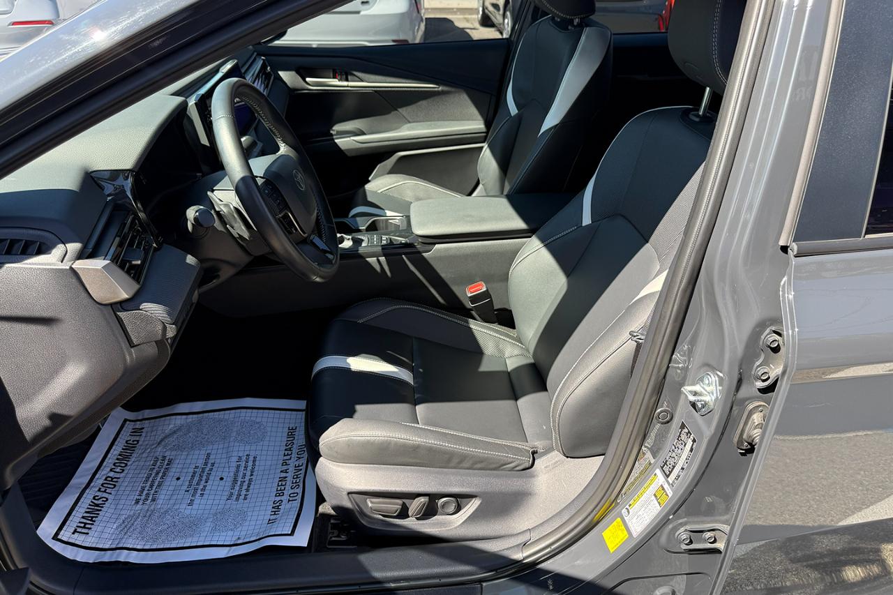 Toyota Camry Hybrid SE 2025