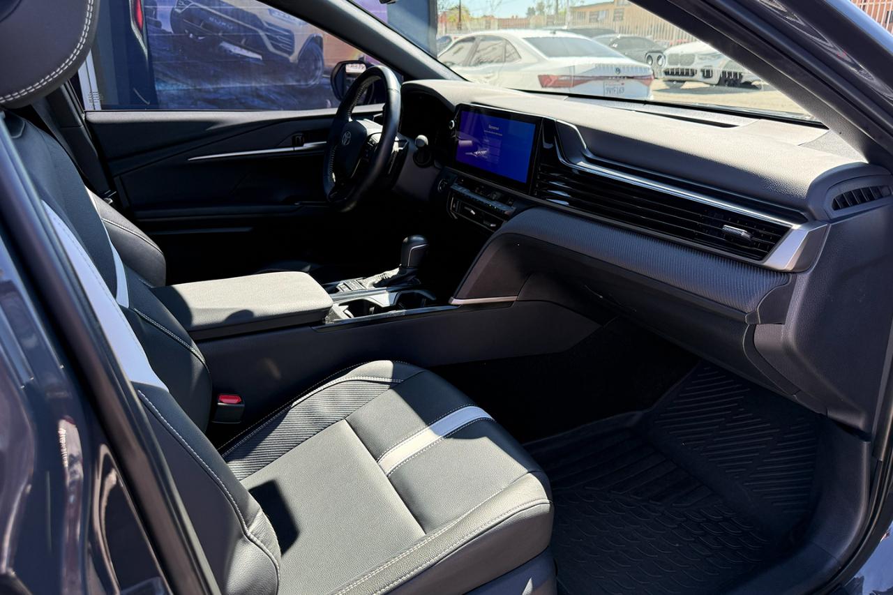 Toyota Camry Hybrid SE 2025