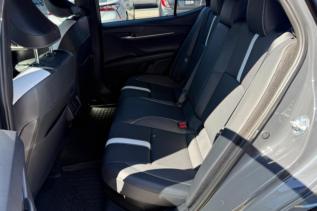 Toyota Camry Hybrid SE 2025