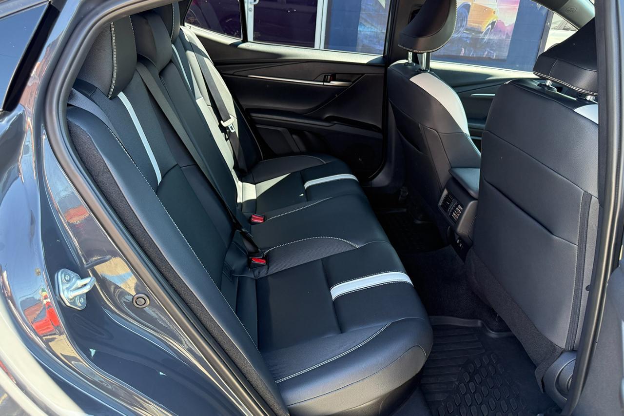 Toyota Camry Hybrid SE 2025