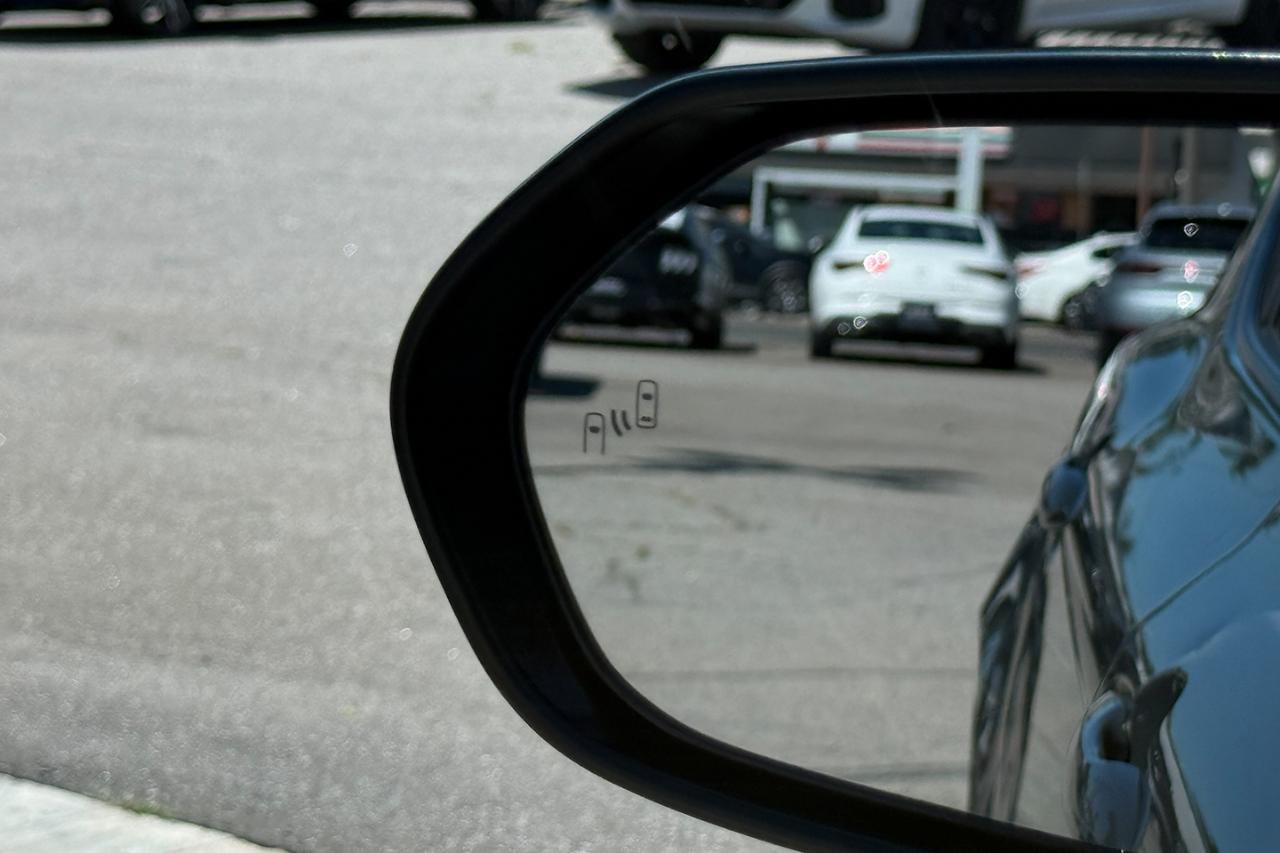 Toyota Camry Hybrid SE 2025