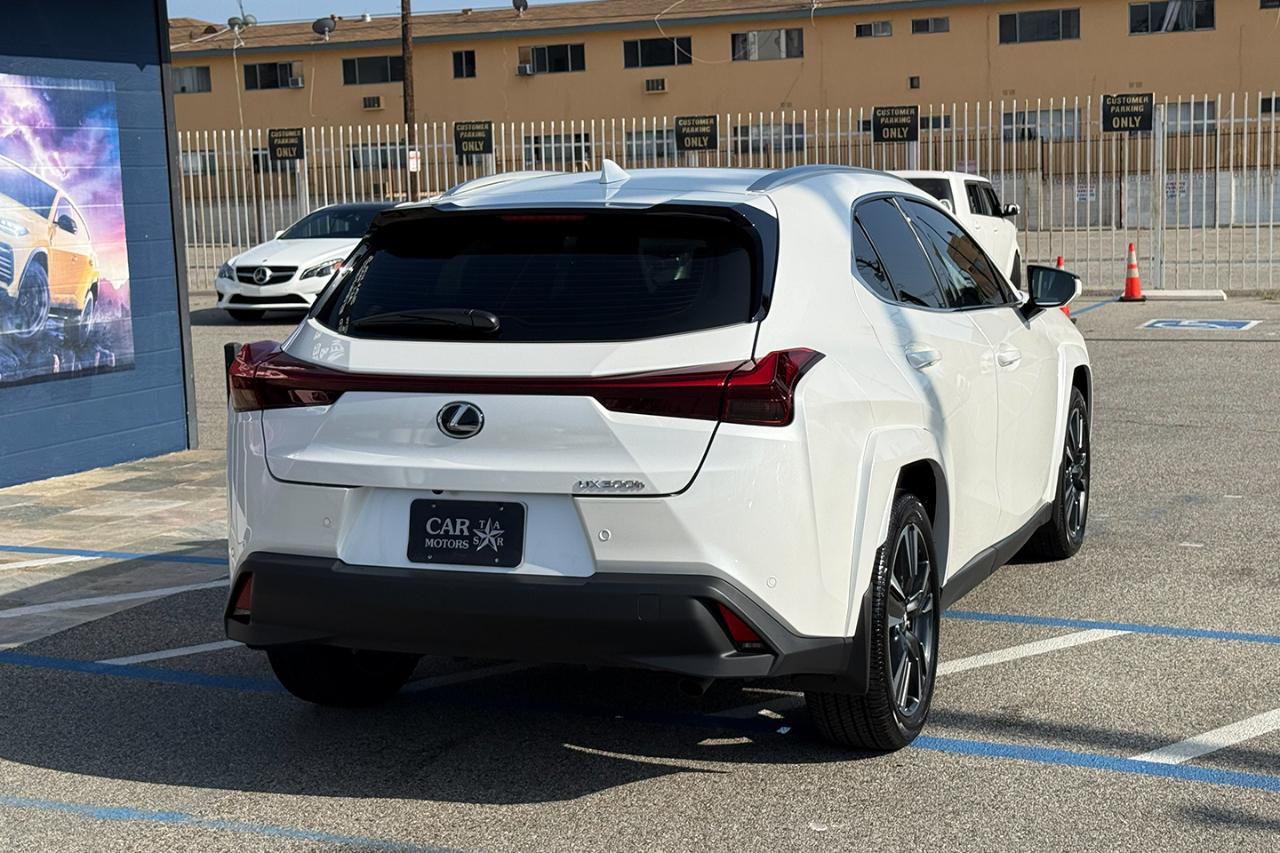 Lexus UX 300h F SPORT Design 2025