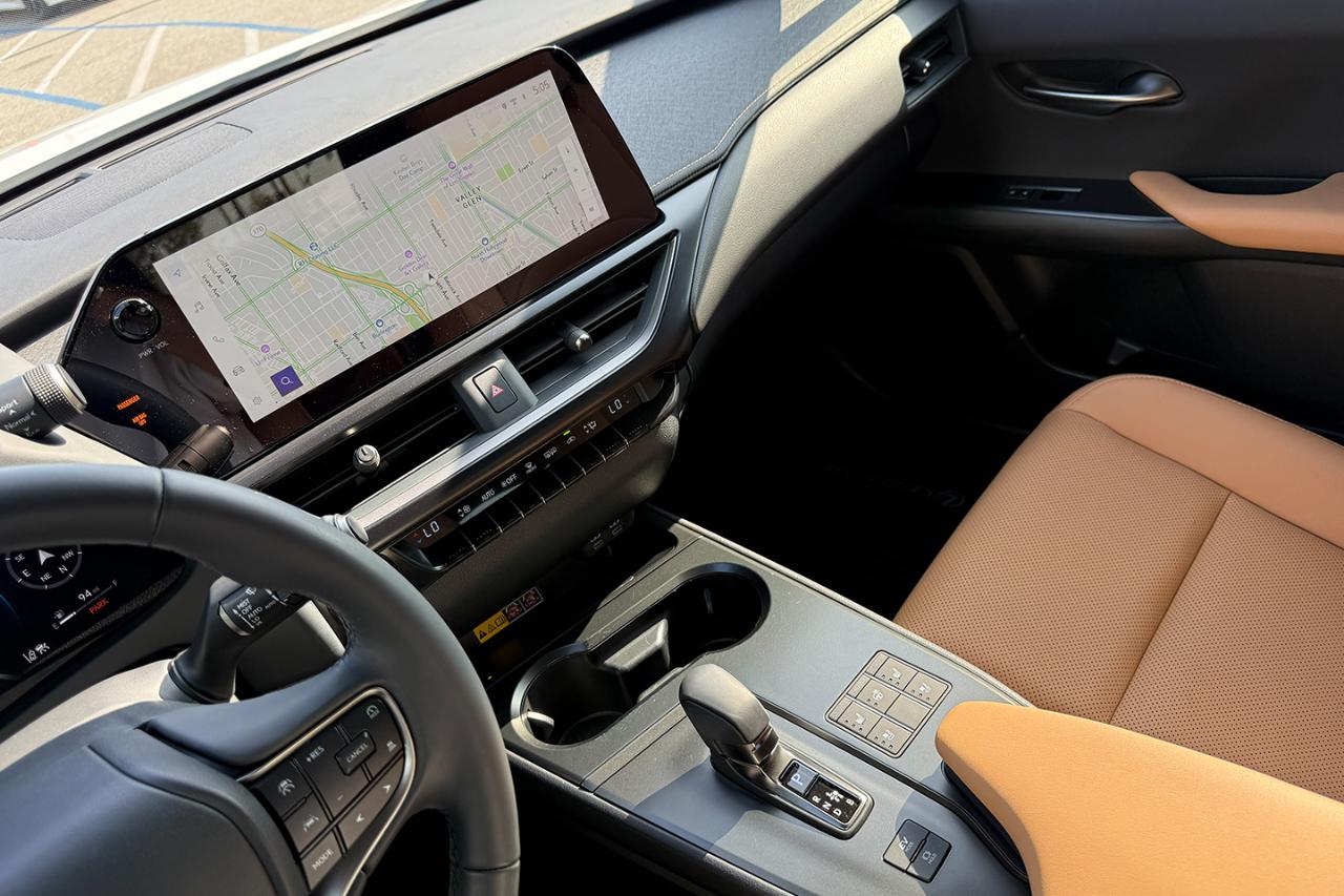 Lexus UX 300h F SPORT Design 2025