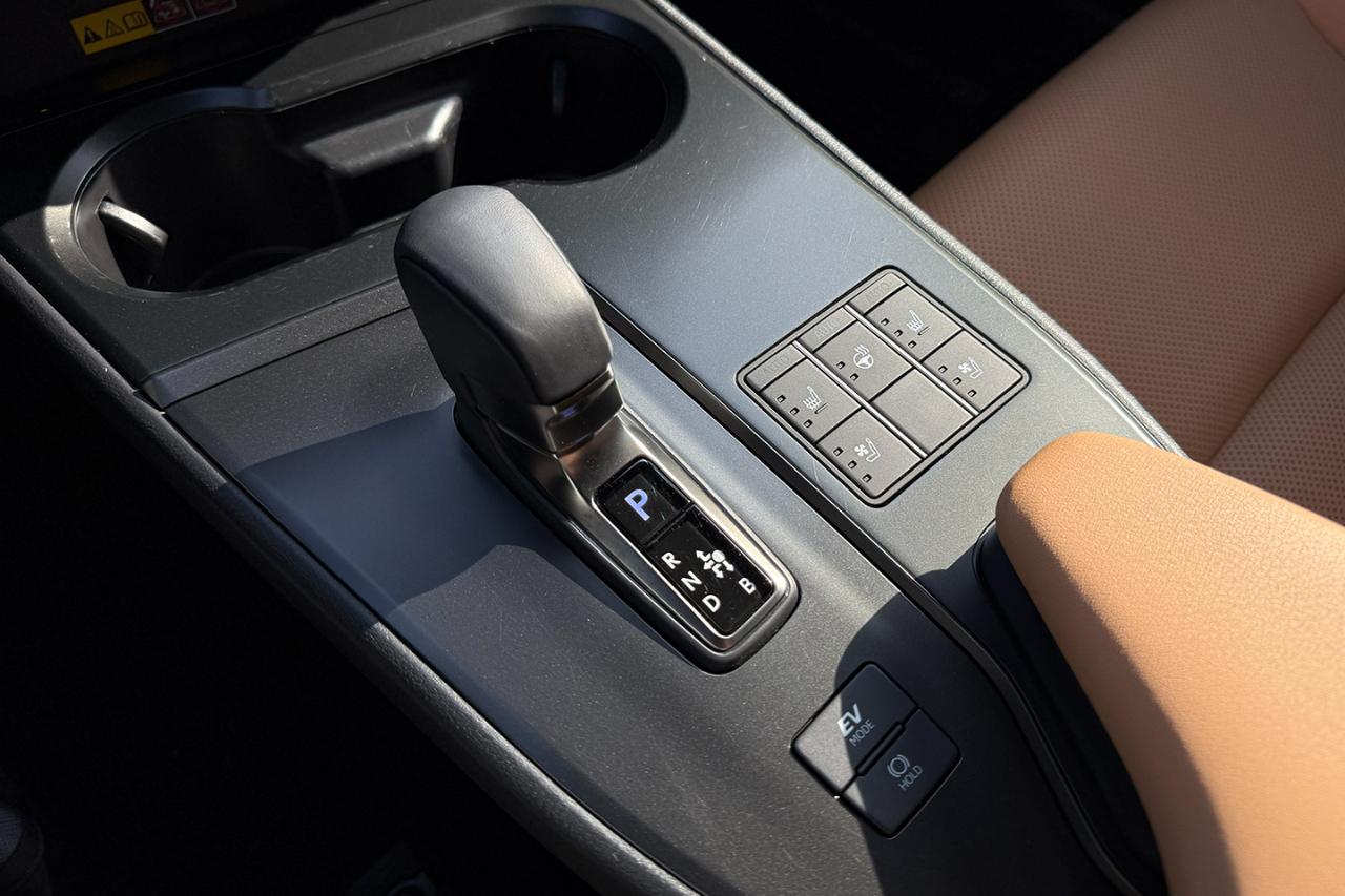 Lexus UX 300h F SPORT Design 2025