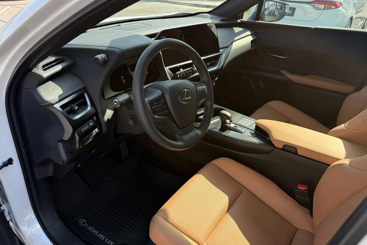 Lexus UX 300h F SPORT Design 2025