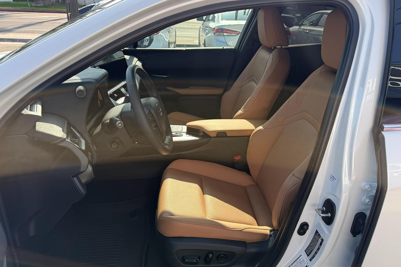 Lexus UX 300h F SPORT Design 2025